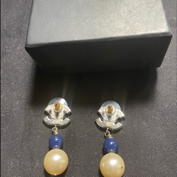 SALE ✅ Authentic Chanel Iconic pair with CC logo blue enamel and Pearl Earrings - Picture 7 of 10